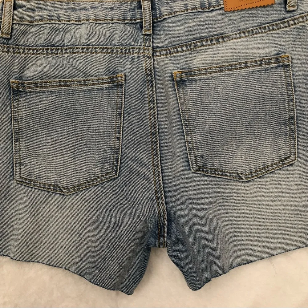 AVEC LES FILLES JEAN SHORTS SIZE 29 HIGH WAIST RAW HEM DISTRESSED NWT - Picture 4 of 14